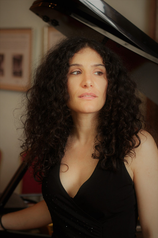Sara portrait with piano